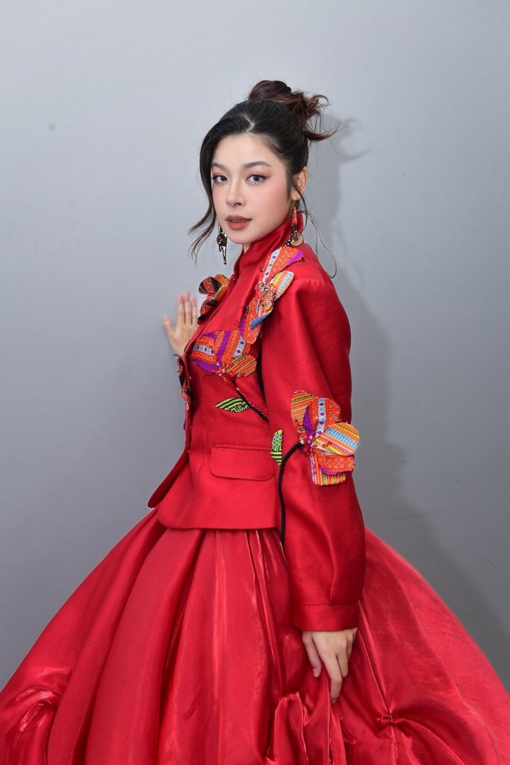 Ca sĩ Hoài Anh xinh đẹp đón năm mới.