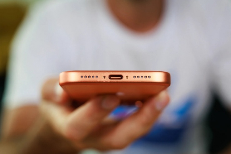 Người dùng iPhone 17 Pro phản ánh lỗi loa phát tiếng rè khi sạc - 1