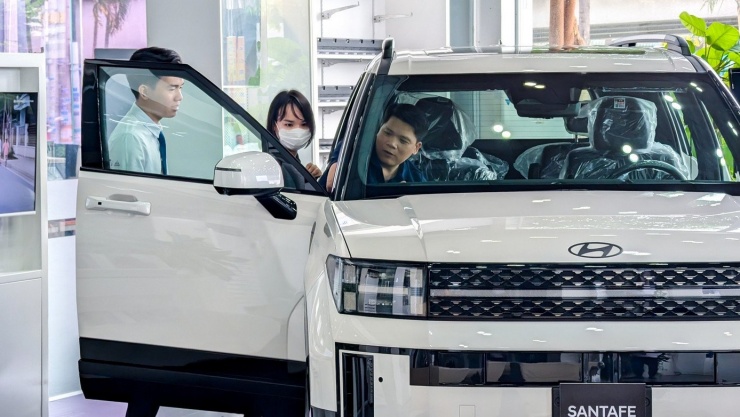 Hyundai Santa Fe là một trong những mẫu xe được giảm giá mạnh nhất năm 2025, thậm chí bản hybrid mới ra mắt tháng 12 cũng có ưu đãi tại đại lý.