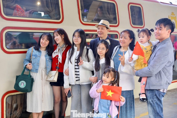 Du khách thích thú trải nghiệm chuyến tàu 'Hà Nội 5 cửa ô' - 5