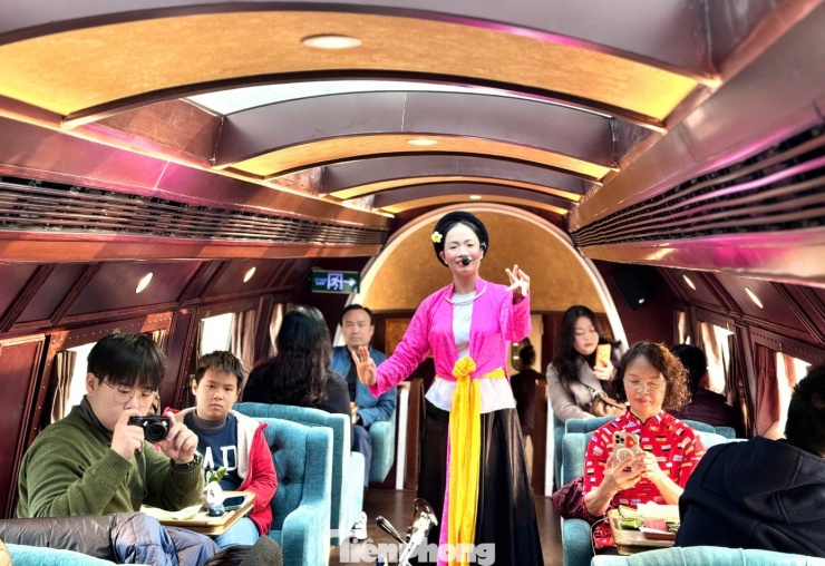 Du khách thích thú trải nghiệm chuyến tàu 'Hà Nội 5 cửa ô' - 13