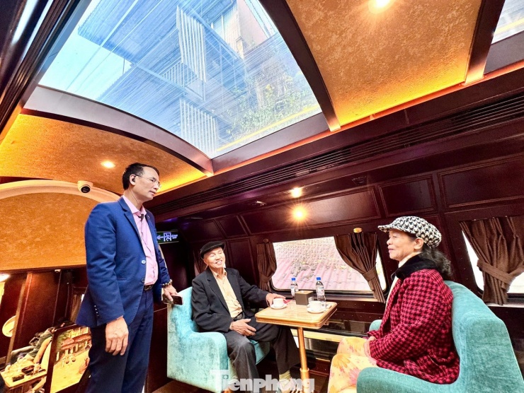 Du khách thích thú trải nghiệm chuyến tàu 'Hà Nội 5 cửa ô' - 12