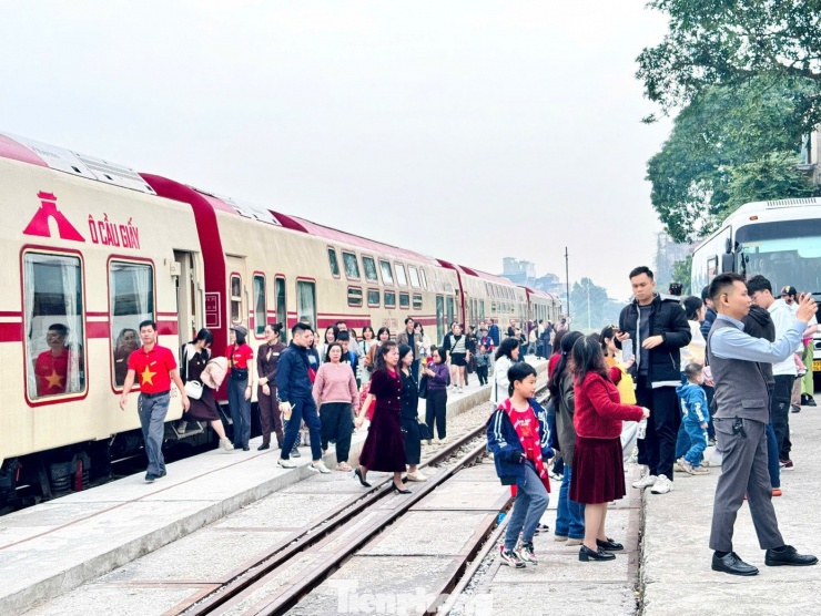 Du khách thích thú trải nghiệm chuyến tàu 'Hà Nội 5 cửa ô' - 17