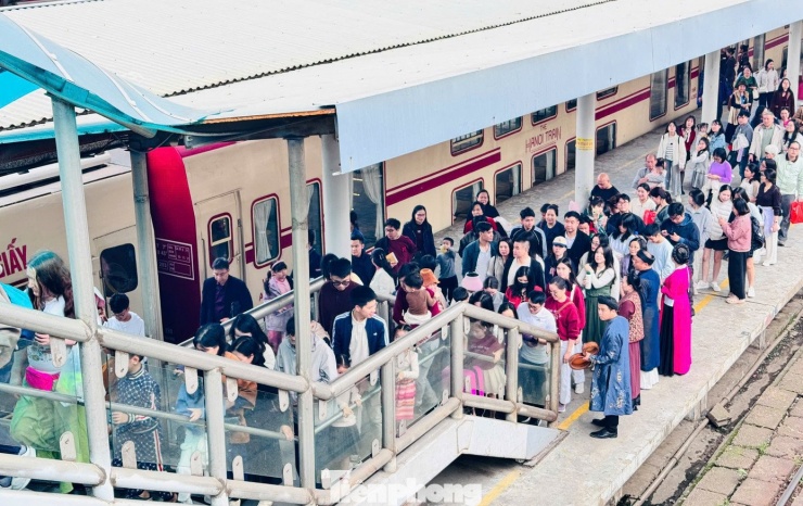 Du khách thích thú trải nghiệm chuyến tàu 'Hà Nội 5 cửa ô' - 22