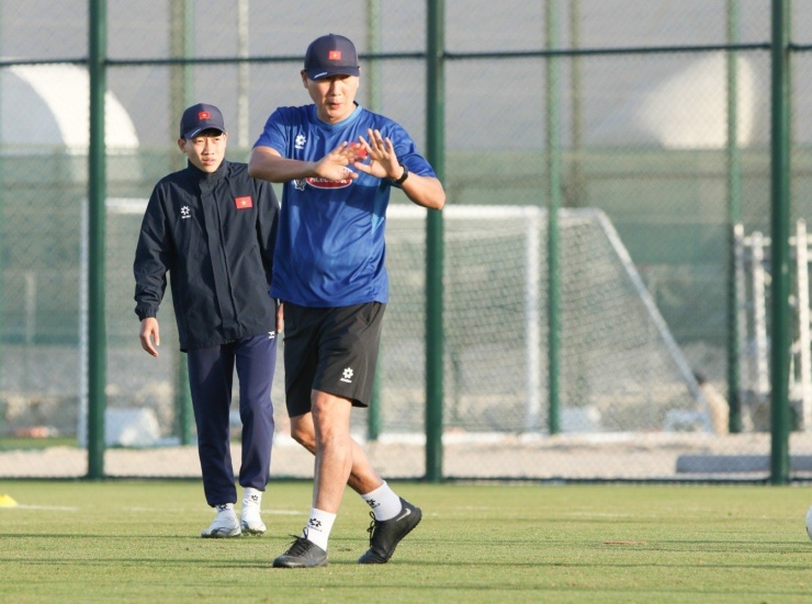 Trước đó, thầy trò HLV Kim Sang-sik đã có buổi tất niên ấm áp tại khách sạn, đồng thời gửi lời chúc mừng năm mới đến người hâm mộ quê nhà.