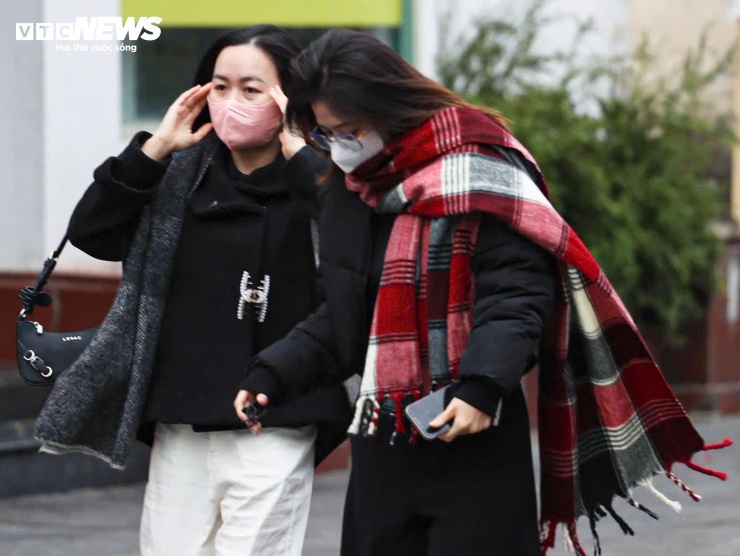 Người Hà Nội khoác áo mưa ra đường từ tờ mờ sáng trong gió rét đầu năm - 12