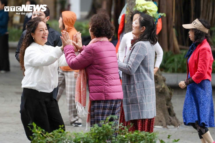 Người Hà Nội khoác áo mưa ra đường từ tờ mờ sáng trong gió rét đầu năm - 14