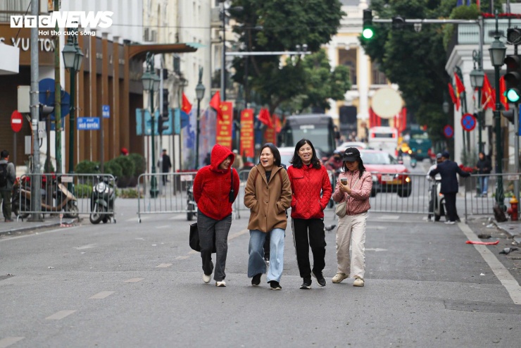 Người Hà Nội khoác áo mưa ra đường từ tờ mờ sáng trong gió rét đầu năm - 15