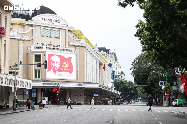 Người Hà Nội khoác áo mưa ra đường từ tờ mờ sáng trong gió rét đầu năm - 16