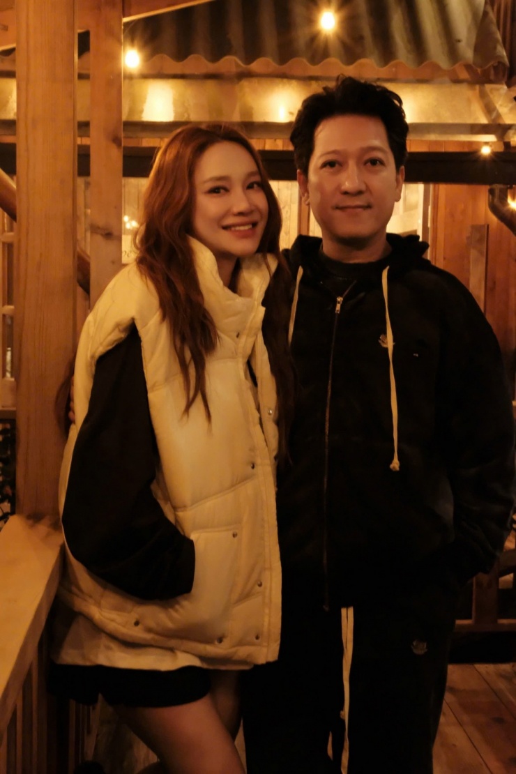 Trường Giang đăng ảnh tình tứ bên bà xã Nhã Phương và cho biết vợ chồng anh đang mong chờ điều kỳ diệu, khi thiên thần thứ ba chào đời giữa tháng 1. Anh viết: “Những ngày này, cả nhà sống trong bầu không khí hạnh phúc lặng lẽ mà ngập tràn. Hạnh phúc đôi khi giản đơn đến lạ, nó nằm trong tiếng cười trong trẻo của con, trong cái nắm tay thật chặt của bạn đời và trong niềm hy vọng về một khởi đầu mới đầy yêu thương”.