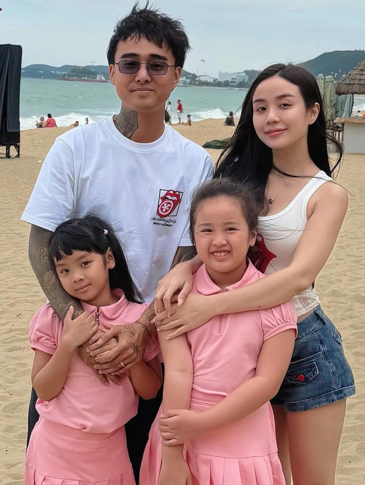 Cindy Lư và ông xã Đạt G đưa các con đi du lịch nhân dịp nghỉ lễ. “Cảm ơn 2025 vì tất cả những kỷ niệm đã qua. Mong 2026 sẽ là một năm thật dịu dàng với gia đình nhỏ của tôi”, Cindy Lư viết trên trang cá nhân.