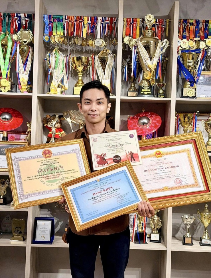 Phan Hiển khoe năm 2025 anh gặt hái nhiều thành công ở lĩnh vực dancesport, nhận loạt bằng khen, huy chương và cả Huân chương Lao động hạng Ba.