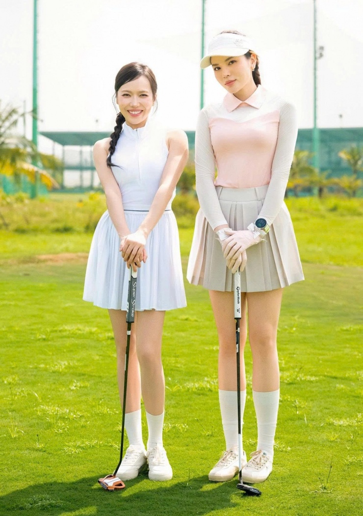 Diễn viên Diệu Nhi (trái) đi tập golf cùng hoa hậu Kỳ Duyên giữa trưa nắng.