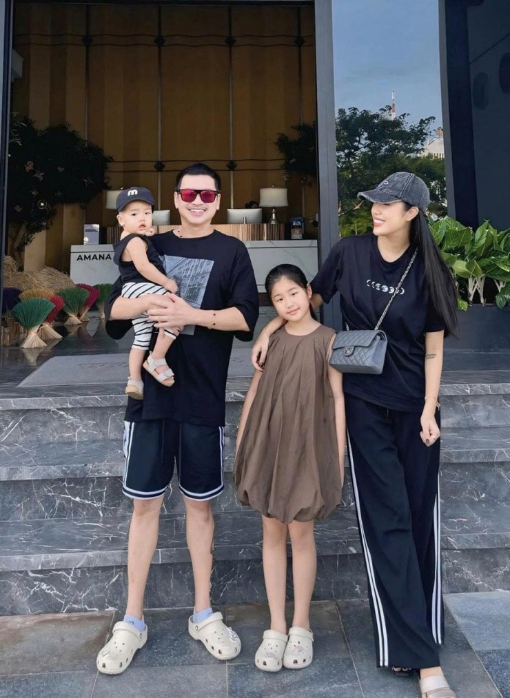 Quang Minh đi chơi cùng bạn gái 9X Tăng Khánh Chi và hai con.