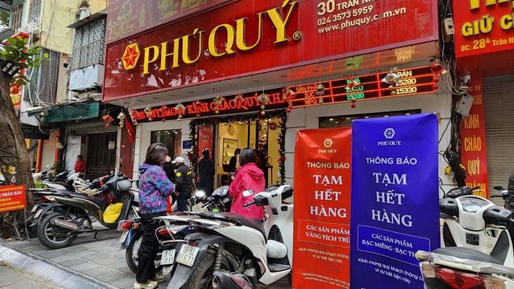 Nhu cầu mua tăng cao khiến cửa hàng Phú Quý (phố Trần Nhân Tông) hết sạch vàng và bạc. Ảnh: Thái Nguyễn