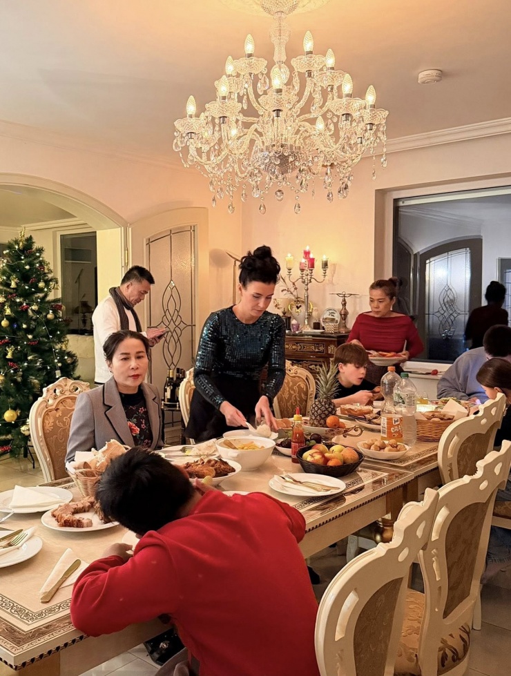 Mỹ Lệ quây quần đại gia đình trong biệt thự 1.400 m2 ở Đức - 1