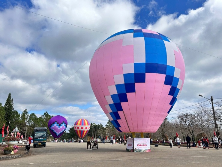 Điểm nhấn đáng chú ý trong chuỗi hoạt động năm nay là lễ hội khinh khí cầu bay giữa mùa hoa.