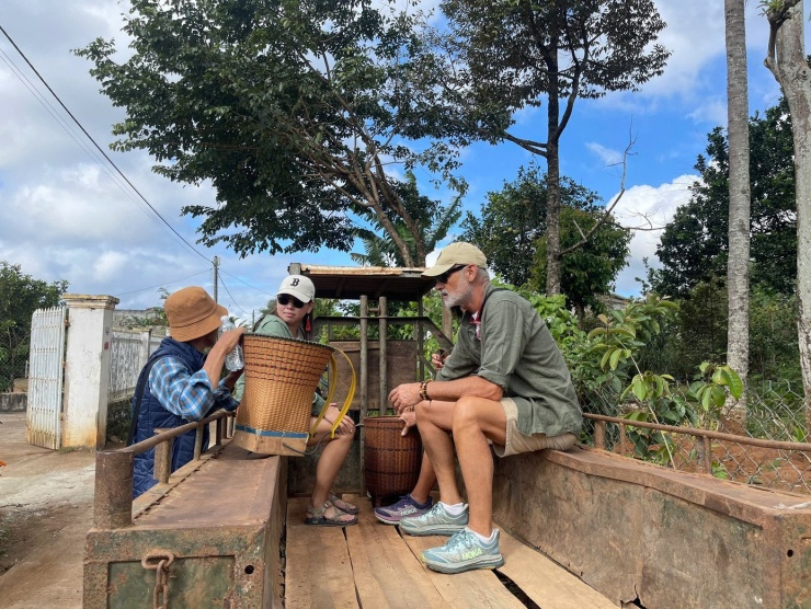 Du khách quốc tế hào hứng trải nghiệm ngồi trên chiếc xe công nông - phương tiện vận chuyển đặc trưng của người dân Ê Đê.