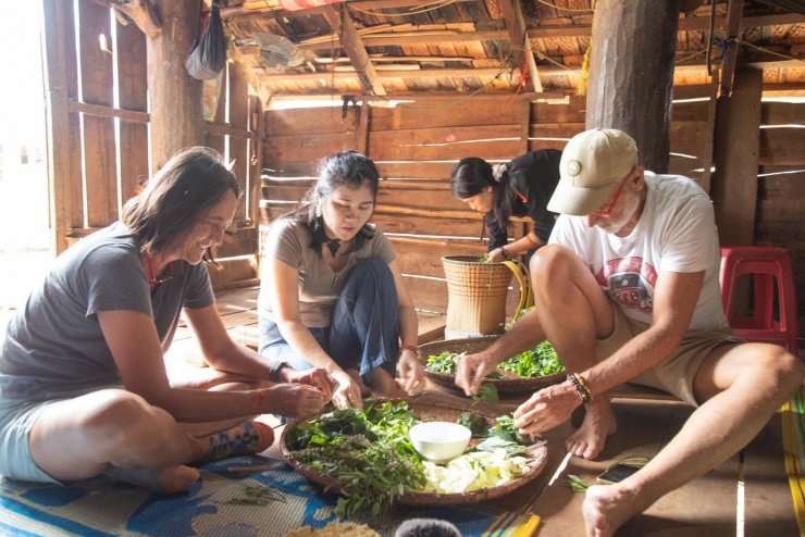 Bà Mercler Claire (du khách Pháp, bìa trái) bày tỏ sự ngưỡng mộ khi thấy phụ nữ là người làm chủ gia đình của người Ê Đê.