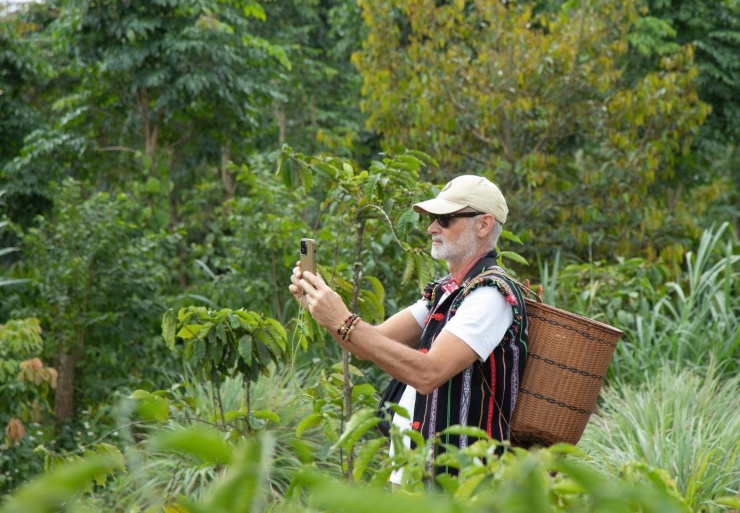 Du khách người Pháp đeo gùi lên rẫy, tranh thủ ghi lại phong cảnh hữu tình tại Tây Nguyên.