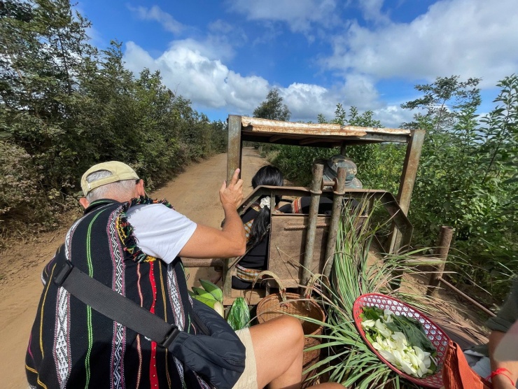 Vị khách Tây tò mò khi trải nghiệm ngồi xe công nông.