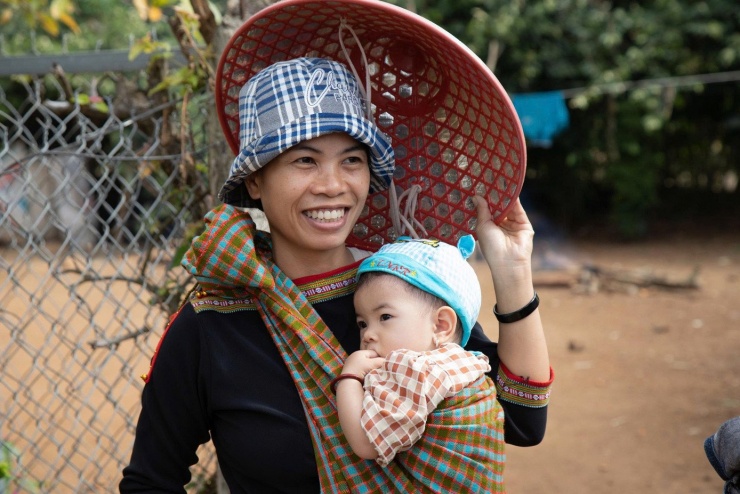 Chị H’Đor Ênuôl, ở buôn Chuah, xã Krông Ana, Đắk Lắk, phấn khởi dẫn đoàn khách trải nghiệm nương rẫy của gia đình.