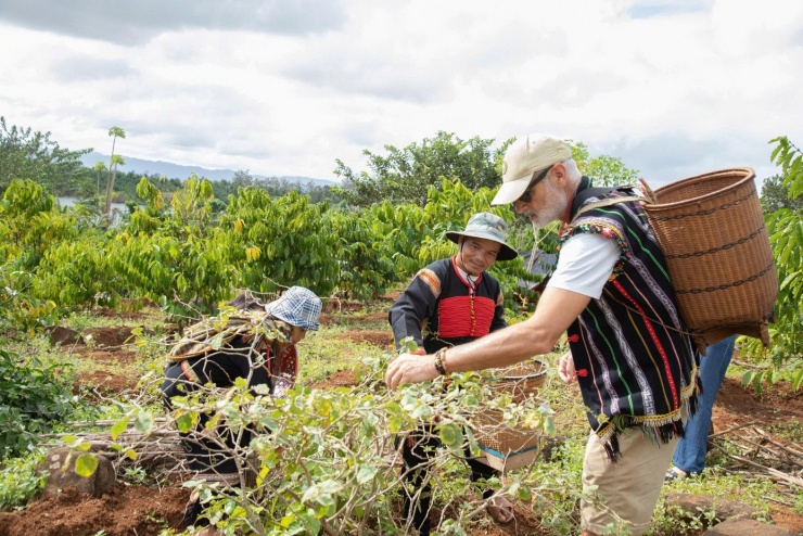 Khách Tây mê tít trải nghiệm lên rẫy bằng xe công nông 'Lamborghini Ê Đê' - 8