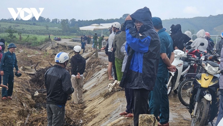 Lực lượng chức năng và người dân nỗ lực cứu hộ nhưng cả 4 người đã thiệt mạng khi được đưa ra ngoài.