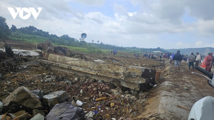 Đường bê tông đoạn bờ kè đã bị sạt lở do đợt mưa lũ tháng 11/2025 vừa qua bất ngờ đổ sập khi 4 người đang trú mưa phía dưới
