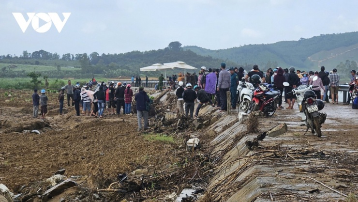 Clip 4 người thiệt mạng do sập gầm đường bê tông (Clip người dân cung cấp).