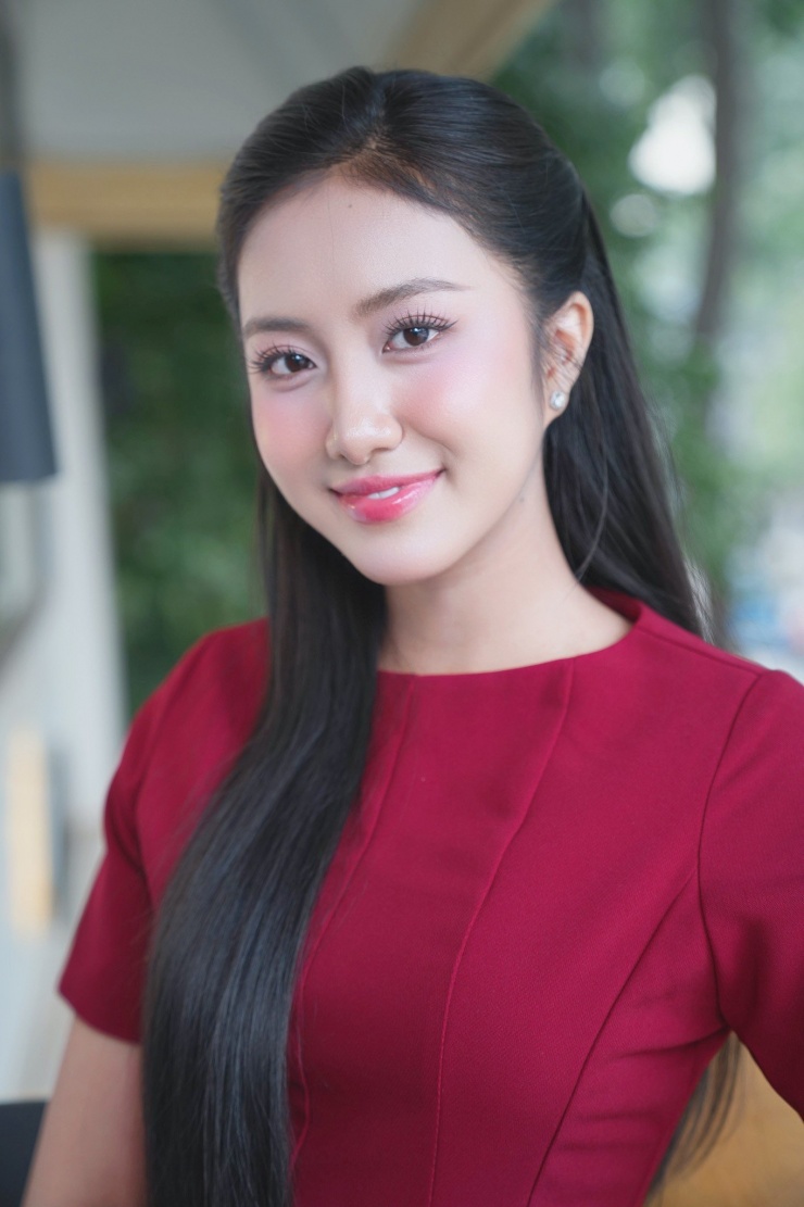 Trúc Linh cho biết cuộc thi Hoa hậu Việt Nam 2024 được tổ chức trong thời điểm có nhiều khó khăn, gặp nhiều thử thách nhưng chương trình vẫn có tiếng vang về truyền thông, đó là động lực khiến cô cố gắng hơn. “Đăng quang trong thời điểm khó khăn nên tôi luôn tự nhủ phải cố gắng, kiên trì, nỗ lực mỗi ngày. Tôi luôn chủ động thay đổi, thích nghi với thời cuộc”, cô nói.
&nbsp;