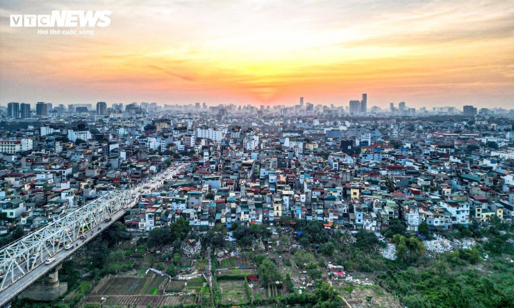 Năm 2025 đánh dấu một bước ngoặt trong phát triển hạ tầng giao thông của Hà Nội khi thành phố đồng loạt khởi công 7 cây cầu lớn vượt sông Hồng.