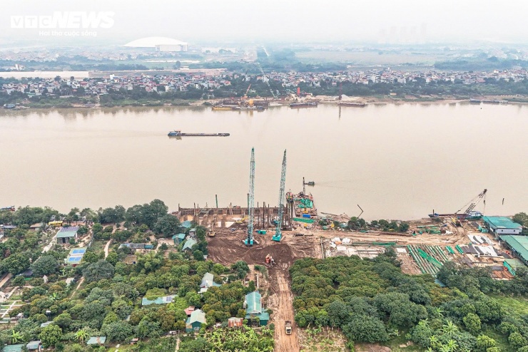 Dự án cầu Tứ Liên và hệ thống đường dẫn hai đầu cầu thuộc nhóm dự án A, chính thức khởi công ngày 19/5/2025 với tổng vốn đầu tư hơn 20.000 tỷ đồng, bao gồm cả chi phí giải phóng mặt bằng. Công trình được thiết kế theo dạng cầu dây văng hai mặt phẳng dây, nhịp chính lớn, trụ tháp cao, sơ đồ dây đan chéo tạo điểm nhấn kiến trúc.