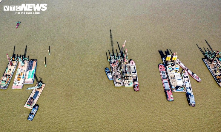 Cầu được bố trí 6 làn xe cơ giới, cùng 2 làn dành cho xe đạp và 2 làn cho người đi bộ, đáp ứng nhu cầu lưu thông đa dạng và hướng tới không gian giao thông hiện đại, thân thiện. Hai đầu cầu có đường dẫn dài khoảng 1,42 km, mặt cắt ngang từ 25,5 m đến 30 m, bảo đảm khả năng kết nối đồng bộ với hệ thống đường hiện hữu.