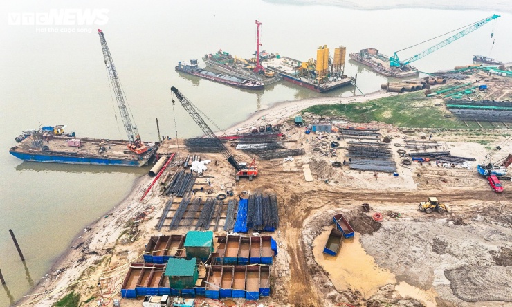 Cầu Hồng Hà cùng với hệ thống đường Vành đai 4 sẽ tăng cường khả năng kết nối liên vùng, rút ngắn đáng kể thời gian di chuyển từ Hà Nội đến các tỉnh lân cận như Hưng Yên, Bắc Ninh, Phú Thọ.