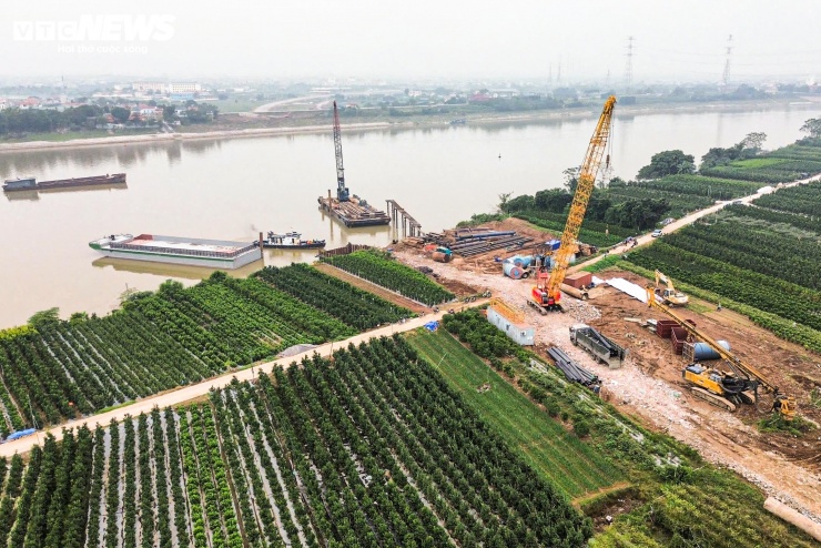 Cầu Mễ Sở là một trong những hạng mục quan trọng thuộc dự án đầu tư xây dựng đường Vành đai 4 - Vùng Thủ đô Hà Nội, được kỳ vọng tạo bước đột phá về kết nối giao thông giữa Hà Nội với các tỉnh lân cận. Công trình có tổng mức đầu tư gần 4.900 tỷ đồng, bao gồm cầu và hệ thống đường dẫn dài gần 14 km, giữ vai trò kết nối trực tiếp giữa Hà Nội và tỉnh Hưng Yên.