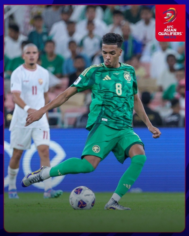 Musab Al-Juwayr thi đấu trong màu áo đội tuyển Saudi Arabia tại vòng loại World Cup 2026