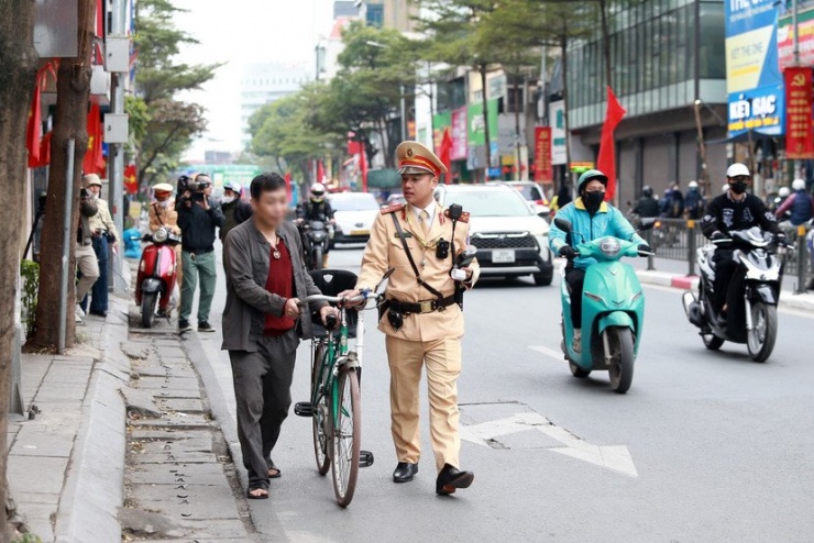 Trong gần 1 giờ đồng hồ, liên tiếp phát hiện 2 trường hợp điều khiển xe đạp vi phạm nồng độ cồn trên tuyến đường Tây Sơn