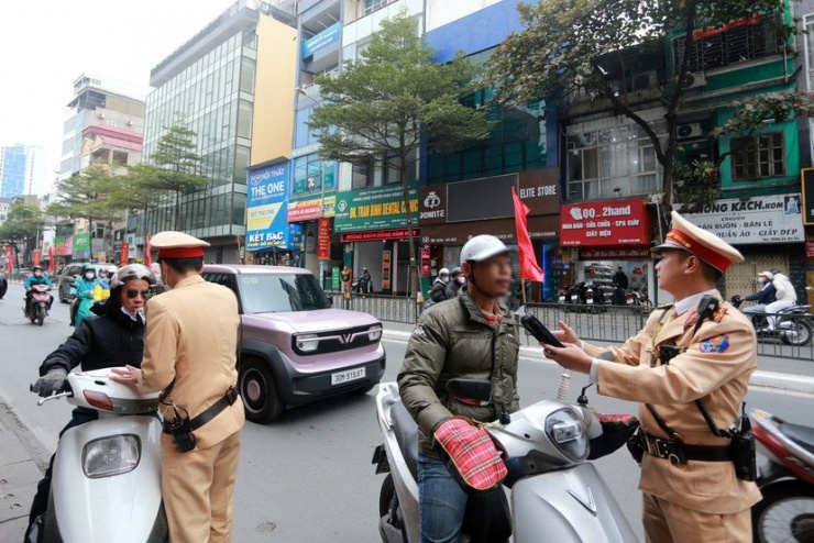 Cán bộ, chiến sĩ Đội CSGT số 3 triển khai kiểm tra, đo nồng độ cồn đối với người điều khiển phương tiện trên đường Tây Sơn, trưa ngày 2/1/2026