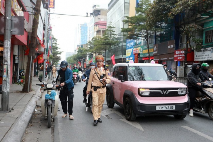 Khi phát hiện người điều khiển phương tiện vi phạm nồng độ cồn, cán bộ Đội CSGT số 3 yêu cầu người điều khiển phương tiện đưa xe về chốt kiểm tra để xử lý theo quy định