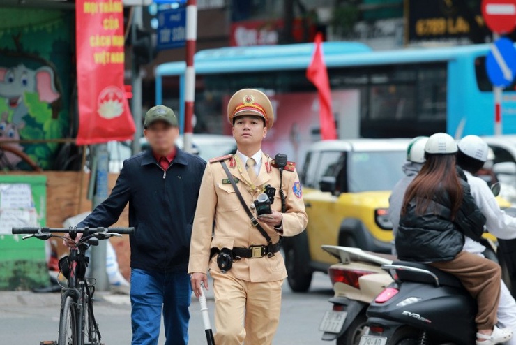 Qua kiểm tra, lực lượng Đội CSGT số 3 phát hiện trường hợp điều khiển xe đạp có nồng độ cồn, yêu cầu đưa phương tiện về chốt công tác để lập hồ sơ xử lý