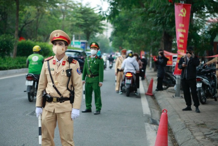 Cán bộ chiến sĩ Đội CSGT số 2 triển khai kiểm tra, xử lý vi phạm nồng độ cồn trên đường Lạc Long Quân, trưa ngày 2/1/2026