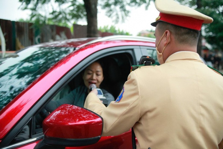 Công tác kiểm tra nồng độ cồn được Đội CSGT số 2 triển khai nghiêm túc, áp dụng với tất cả người điều khiển phương tiện, trong đó có cả nữ lái xe