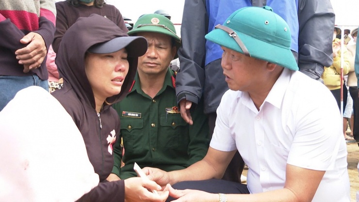 Ông Đào Mỹ - Phó Chủ tịch UBND tỉnh Đắk Lắk, động viên người thân của các nạn nhân.