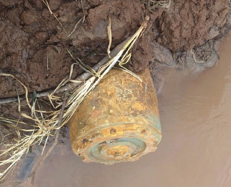 Một người dân đi câu cá phát hiện quả bom nặng 334kg bên bờ suối.