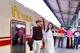 Du khách thích thú trải nghiệm chuyến tàu 'Hà Nội 5 cửa ô'