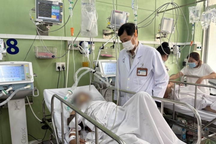 Nhiều người tiệc tùng liên miên dịp cuối năm, bác sĩ cảnh báo ngộ độc rượu