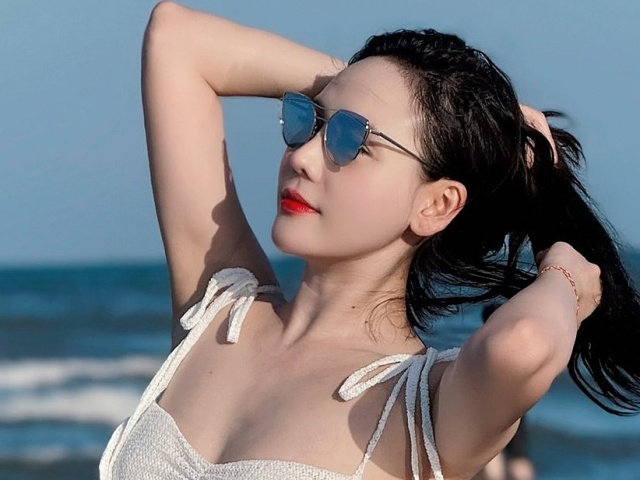 Vẻ gợi cảm của diễn viên đóng nữ chủ tịch trong 'Lằn ranh'