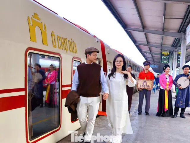 Du khách thích thú trải nghiệm chuyến tàu 'Hà Nội 5 cửa ô'