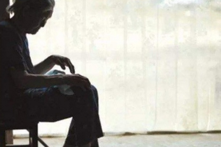 Mẹ già ngoài 90 vẫn hầu hạ con gái U60: Bi kịch của việc thương con mù quáng